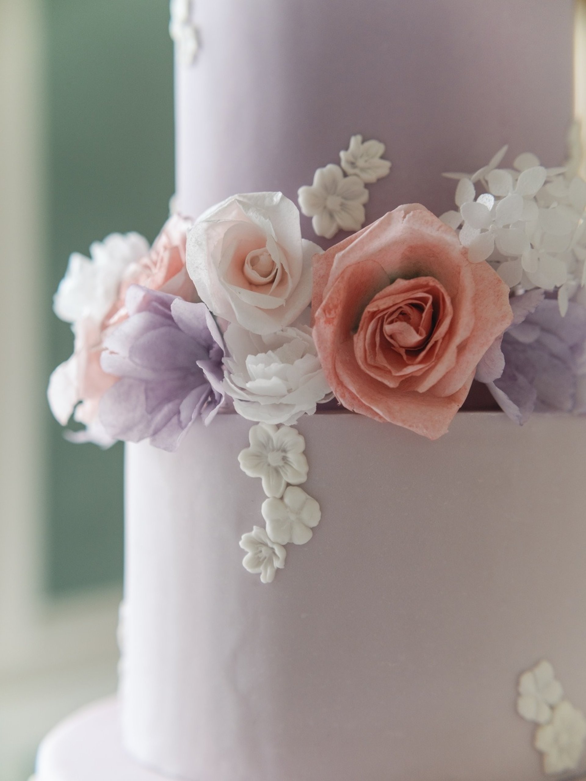 Détail fleurs en sucre sculptées à la main pour wedding cake mariage Radisson Blu Abidjan