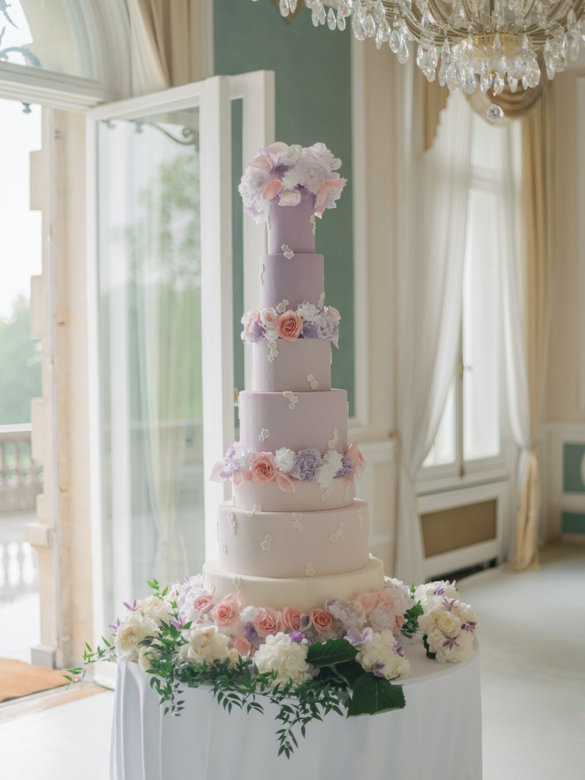 Luxury wedding cake crafted by Ange Gimenez in Paris atelier