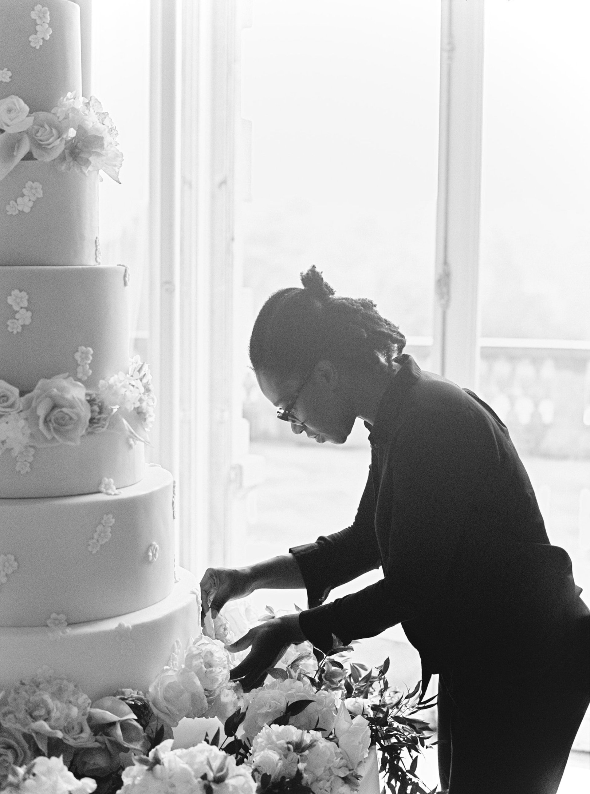 Gâteau de mariage architectural à huit étages sculpté en pâte à sucre, Paris